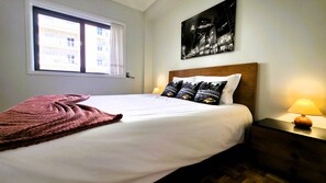 Tabla de planchar con plancha, internet y ropa de cama 