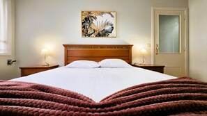 Tabla de planchar con plancha, internet y ropa de cama 