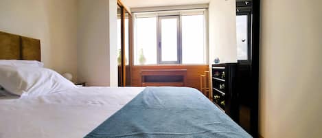 Iron/ironing board, internet, bed sheets