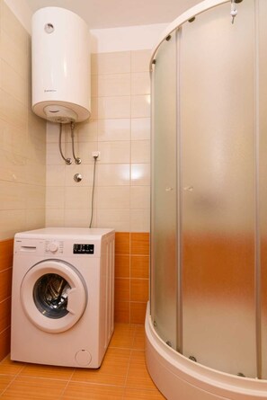 Regadera, secadora de cabello, bidet, toallas 