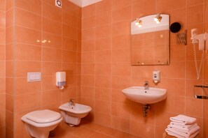 Regadera, secadora de cabello, bidet, toallas 