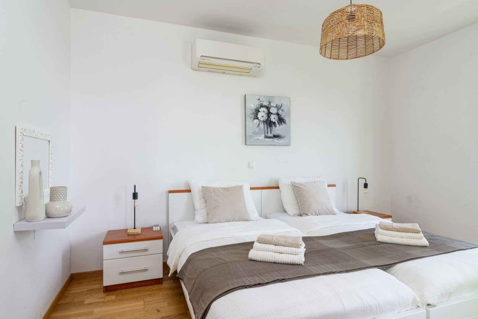 3 habitaciones, tabla de planchar con plancha y cuna de viaje 