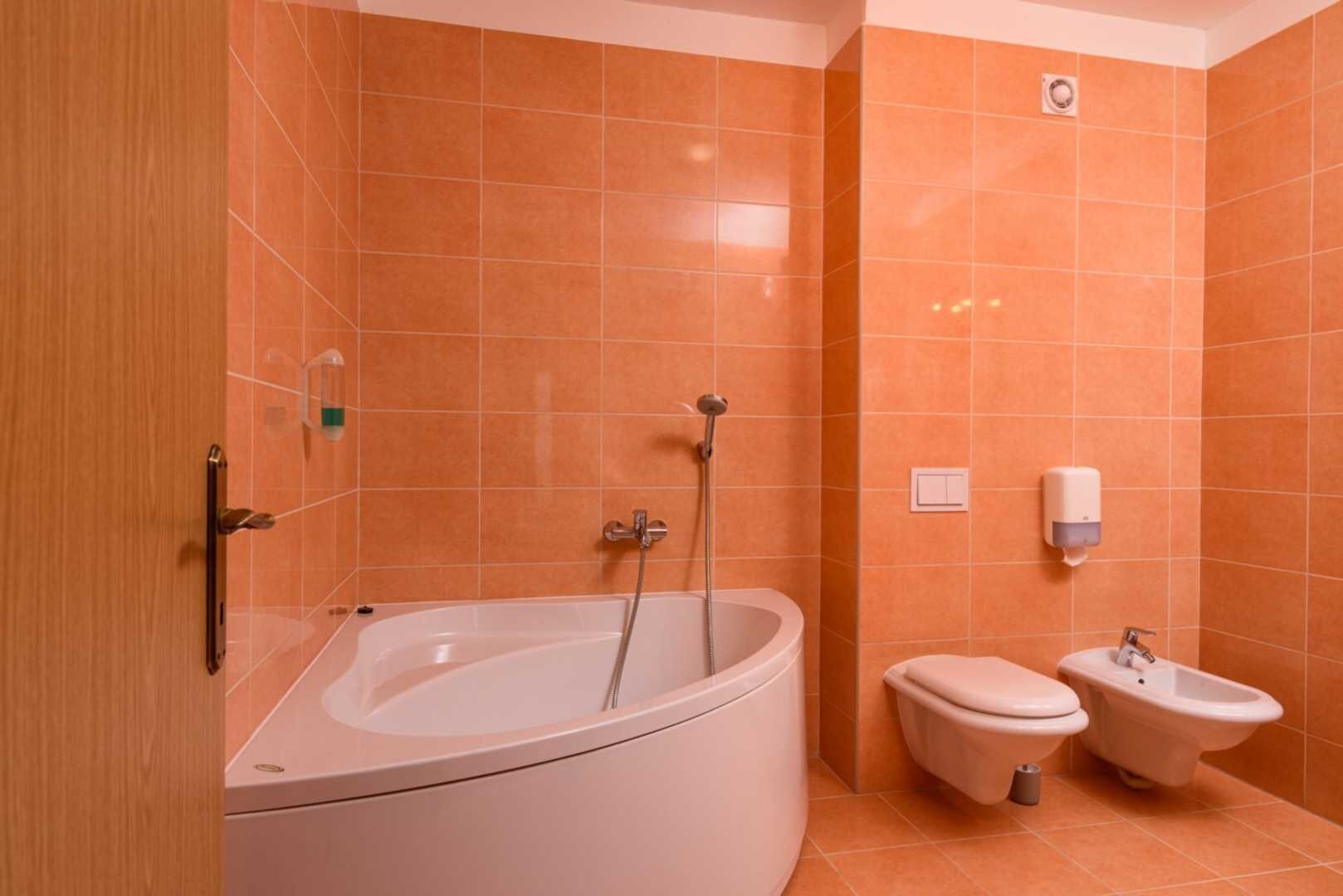 Douche, sèche-cheveux, bidet, serviettes fournies