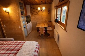 Skrivebord, strykejern/-brett, wi-fi og sengetøy