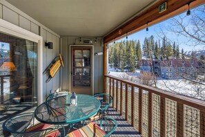 Outdoor dining - Cozy and spacious fully renovated 2BR/2BA condo in festive downtown Winter Park (Winter Park)