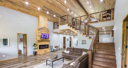 Peace by the River - Spacious 5-bedroom cabin on Little Missouri River!!