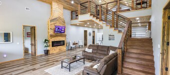 Peace by the River - Spacious 5-bedroom cabin on Little Missouri River!!