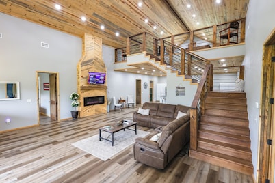 Peace by the River - Spacious 5-bedroom cabin on Little Missouri River!!
