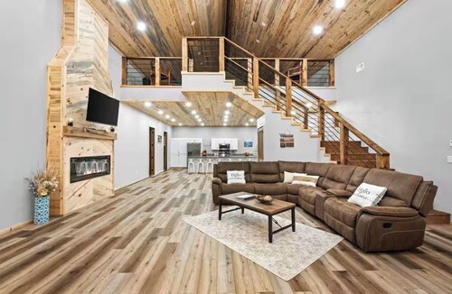 Piece by the River - Spacious 5-bedroom cabin on Little Missouri River!!