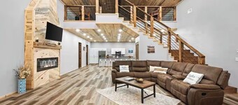 Peace by the River - Spacious 5-bedroom cabin on Little Missouri River!!