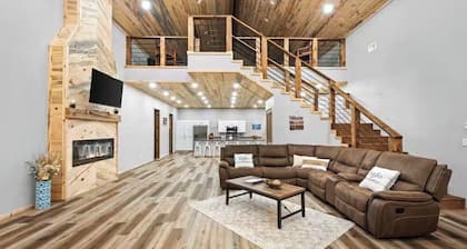 Piece by the River - Spacious 5-bedroom cabin on Little Missouri River!!