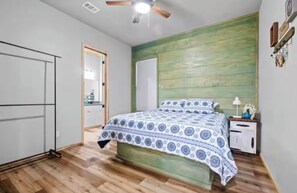 Room - Piece by the River - Spacious 5-bedroom cabin on Little Missouri River!! (Nashville)