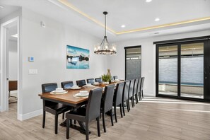 Dining - Seven Palms at Pecan Valley Resort (Hurricane)