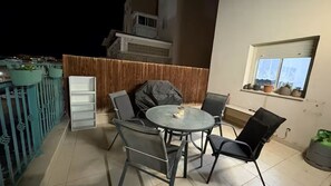 Outdoor dining - A cozy house between the desert and the sea. (Eilat)