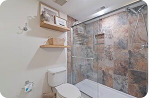 Shower, towels, soap, toilet paper -  Charming studio in sunny Orange Beach (Orange Beach)