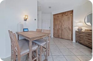 Dining -  Charming studio in sunny Orange Beach (Orange Beach)