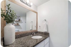 Bathroom -  Charming studio in sunny Orange Beach (Orange Beach)