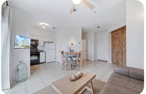 Living area -  Charming studio in sunny Orange Beach (Orange Beach)