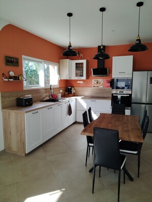 Private kitchen - House 6pers, garden, BBQ, paddle, between sea and mountains. Sea 5mn, shops 3mn (Prunelli-di-Fiumorbo)