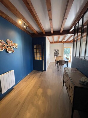 Dining - 3 bedroom house 100m² – sleeps 8 – peaceful countryside (Ville-sous-Anjou)