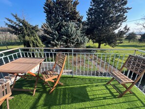 Outdoor dining - 3 bedroom house 100m² – sleeps 8 – peaceful countryside (Ville-sous-Anjou)