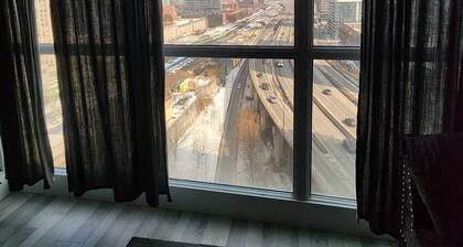 2-bedroom apartment in amazing Toronto with cool AC breeze