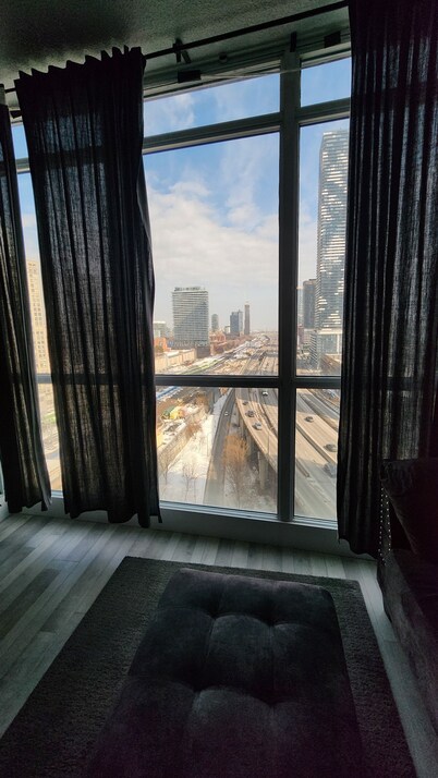 2-bedroom apartment in amazing Toronto with cool AC breeze