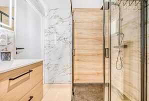 Shower, hair dryer, towels, soap - Maisonnette N•1 Domaine julaya between castles and beaches (Ordonnac)