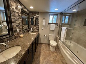 Hair dryer, towels, soap, toilet paper - Awesome 4-bedroom house in Mammoth Lakes perfect for your getaway (Mammoth Lakes)