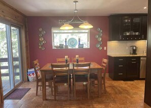 Dining - Awesome 4-bedroom house in Mammoth Lakes perfect for your getaway (Mammoth Lakes)