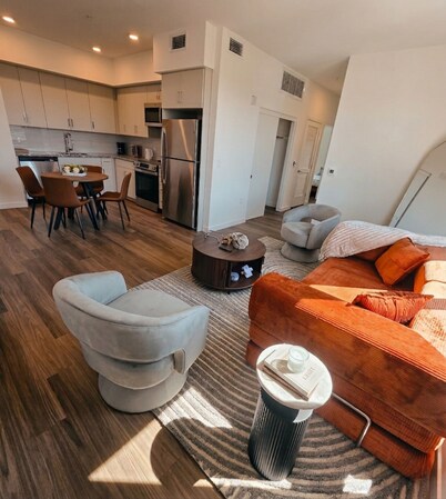 2BR Furnished Apartment Near CSUN Northridge Monthly Stay Free Parking
