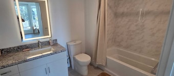 2BR Furnished Apartment Near CSUN Northridge Monthly Stay Free Parking