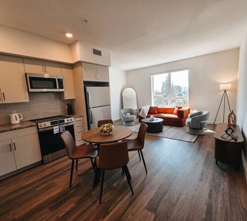 2BR Furnished Apartment Near CSUN Northridge Monthly Stay Free Parking