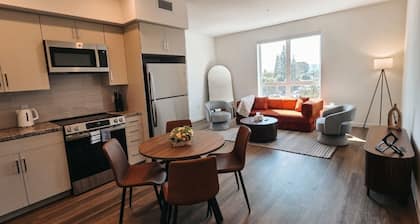 2BR Furnished Apartment Near CSUN Northridge Monthly Stay Free Parking