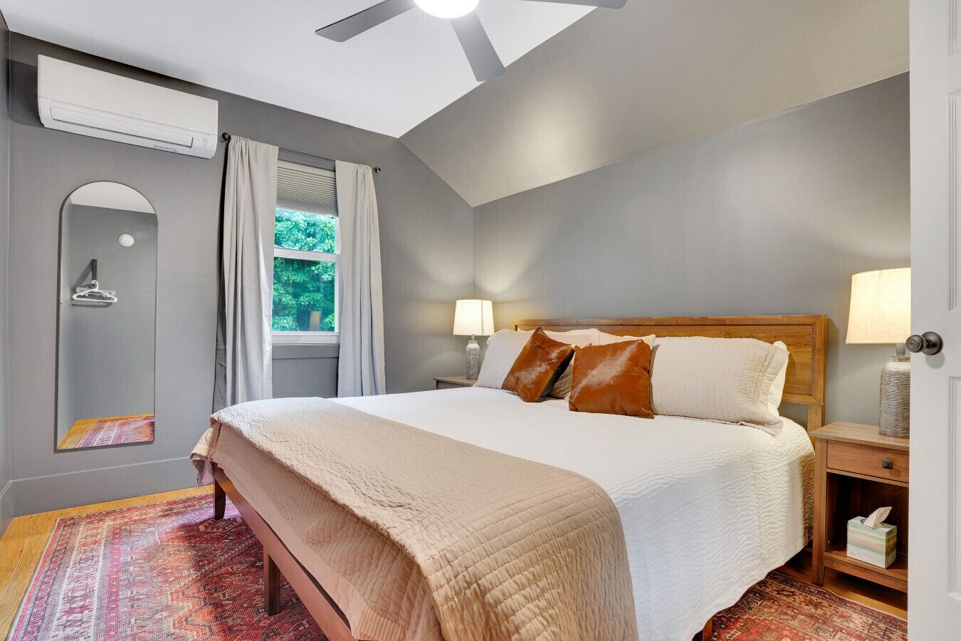 8 bedrooms, desk, iron/ironing board, travel crib