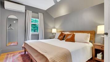 8 bedrooms, desk, iron/ironing board, travel crib