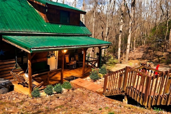 Duck`s Nest Retreat- 1br/1ba, Hot Tub, Wifi,Private Pond, Ocoee River area