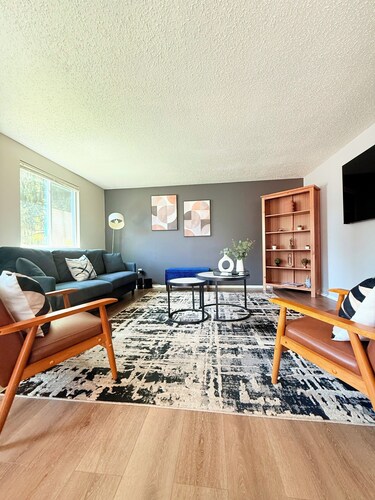 Hot Tub Oasis Close to Airport 2Bd