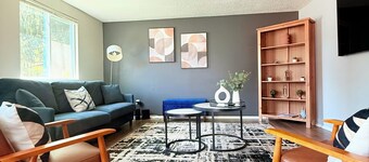 Hot Tub Oasis Close to Airport 2Bd