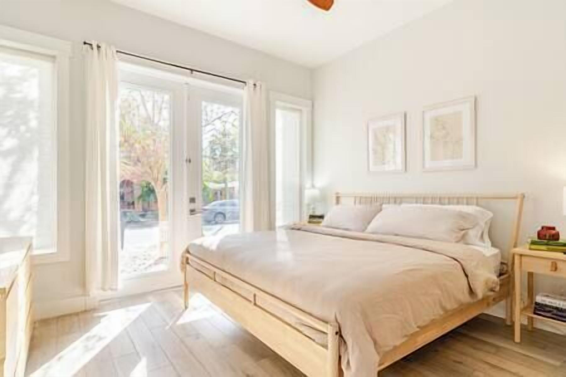 Tabla de planchar con plancha, wifi y ropa de cama 