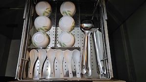 Un ensemble d’ustensiles de cuisine comprenant des cuillères, une louche et des bols.