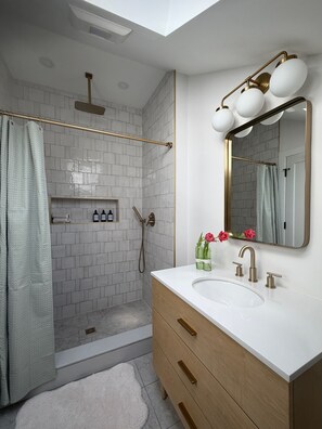 Shower, hair dryer, towels, soap - Trail-front Hudson Valley Retreat in Rosendale (Rosendale)