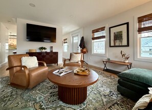 Smart TV, books, music library, stereo - Trail-front Hudson Valley Retreat in Rosendale (Rosendale)