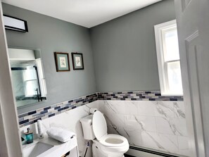 Hair dryer, towels, soap, toilet paper - Spacious 5-bedroom house in fantastic Bay Shore with AC (Bay Shore)