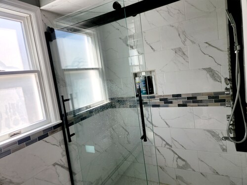Spacious 5-bedroom house in fantastic Bay Shore with AC