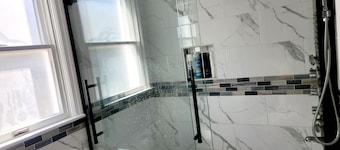 Spacious 5-bedroom house in fantastic Bay Shore with AC