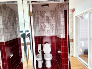 Hair dryer, towels, soap, toilet paper - Spacious 5-bedroom house in fantastic Bay Shore with AC (Bay Shore)