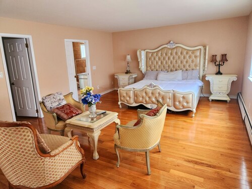 Spacious 5-bedroom house in fantastic Bay Shore with AC