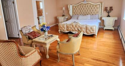 Spacious 5-bedroom house in fantastic Bay Shore with AC