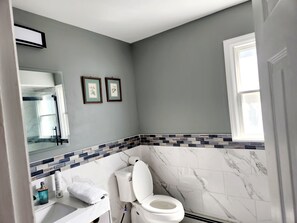 Hair dryer, towels, soap, toilet paper - Spacious 5-bedroom house in fantastic Bay Shore with AC (Bay Shore)